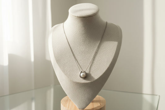 Collar "Suerte Eterna" – Perla Natural y Herradura de Plata